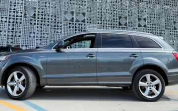 Audi Q7 S-Line Prestige 7 Seats (via AutoRentals)