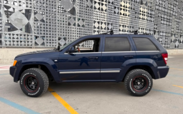 Jeep Jeep Grand Cherokee (via AutoRentals)