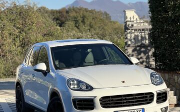 Porche Cayenne (via Vukaj Rent)
