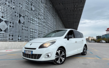 Renault Senic (via AutoRentals)