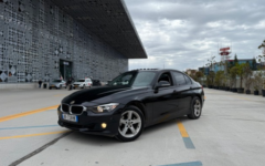 Serie BMW 3 (unidad x) (a través de AutoRentals)